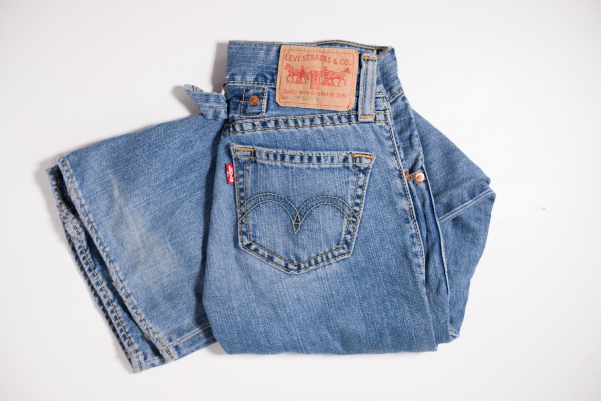 Kent, uk, 01.01.2023 Levis Strauß und co klassische Original denim Qualität Kleidung. Berühmte ikonische amerikanische Denim Vintage Levis Women Low Slouch Denim Boot Cut Flared Blue Jeans Button Flie ...