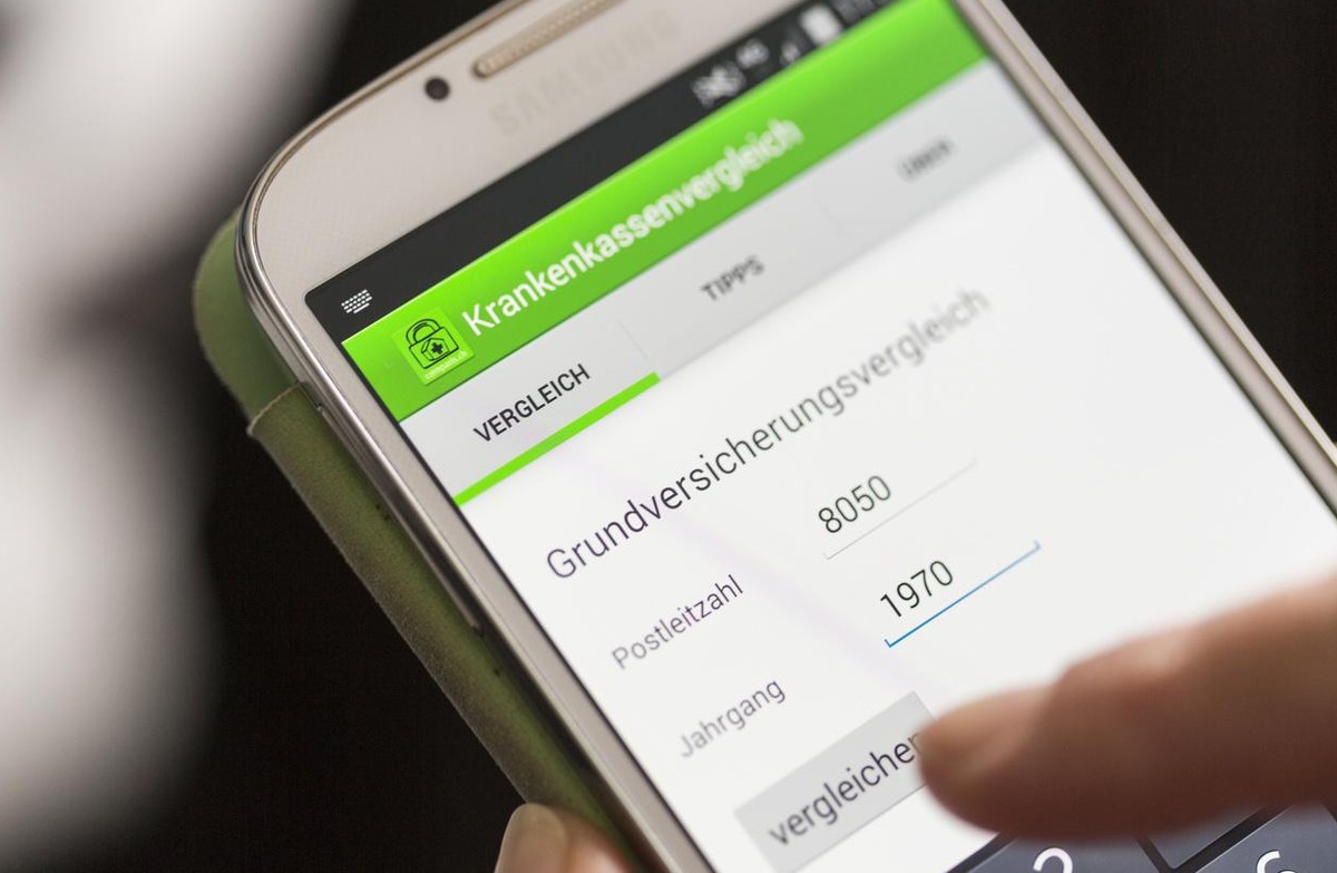 The Comparis website on a smart phone, pictured in Zurich, Switzerland, on September 4, 2014. (KEYSTONE/Gaetan Bally)