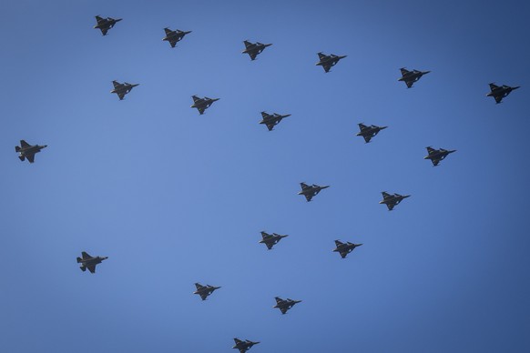 epa12596229 Fighter jets in a Christmas tree formation fly over Copenhagen and the Oresund region in Denmark, 16 December 2025. Swedish Gripen fighter jets, as well as Danish F-16 and F-35 fighter jet ...