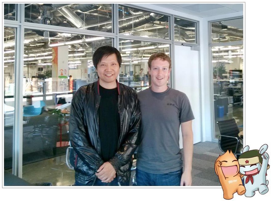 Ein Bild, zwei Milliardäre: Xiaomi-Gründer Lei Jun posiert mit Facebook-Gründer Mark Zuckerberg bei einem Besuch im Silicon Valley in Kalifornien. Unten rechts: das Xiaomi-Maskottchen. 