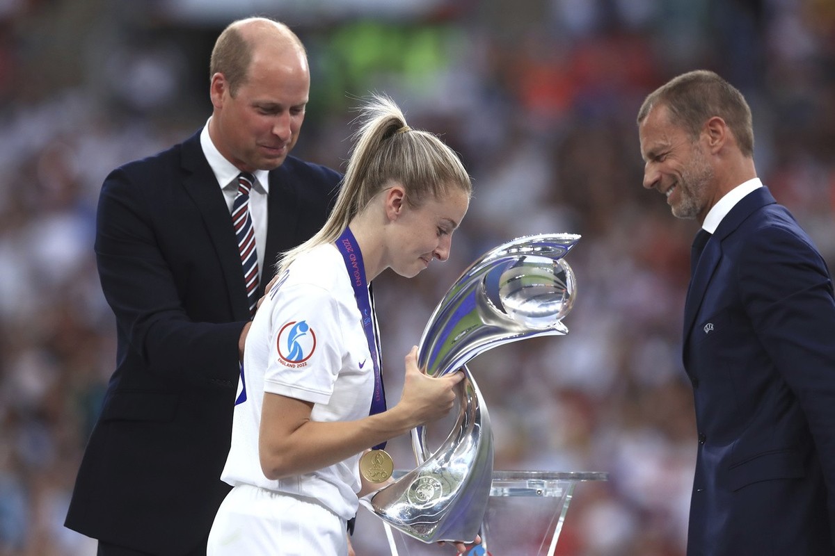 L'Anglaise Leah Williamson reçoit le trophée des mains du Prince William et du président de l'UEFA Aleksander Ceferin.