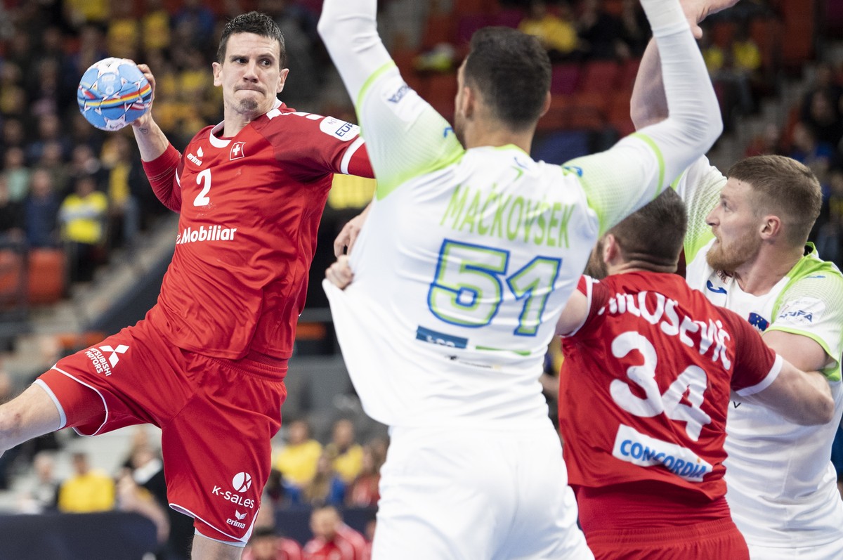 epa08127897 Switzerland's Andy Schmid (L) in action against Slovenia's Borut Mackovsek (R) during the EHF Handball Men European Championship Group F match between Switzerland and Slovenia in ...