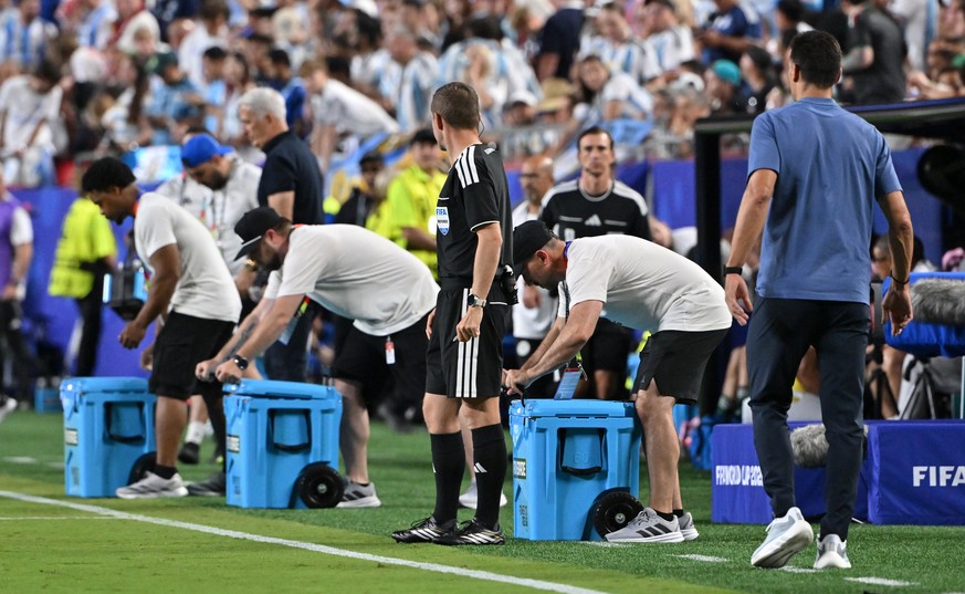 epa13042950 Staff prepare their coolers for the second hydration break during the FIFA World Cup 2026 group stage match Algeria against Argentina, in Kansas City, Missouri, USA, 16 June 2026. EPA/AMY  ...