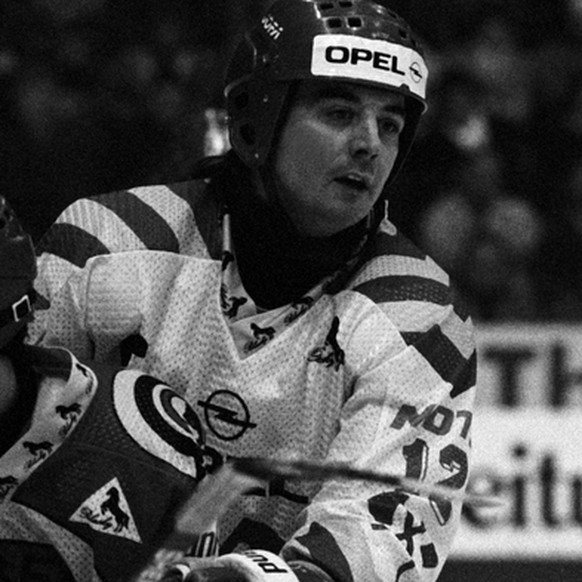 Normand Dupont, rechts, vom EHC Biel, im Februar 1991 in Bern im Meisterschaftsspiel der Nationalliga A zwischen dem SC Bern und dem EHC Biel im Zweikampf mit dem Berner Bernhard Schuemperli. (KEYSTON ...