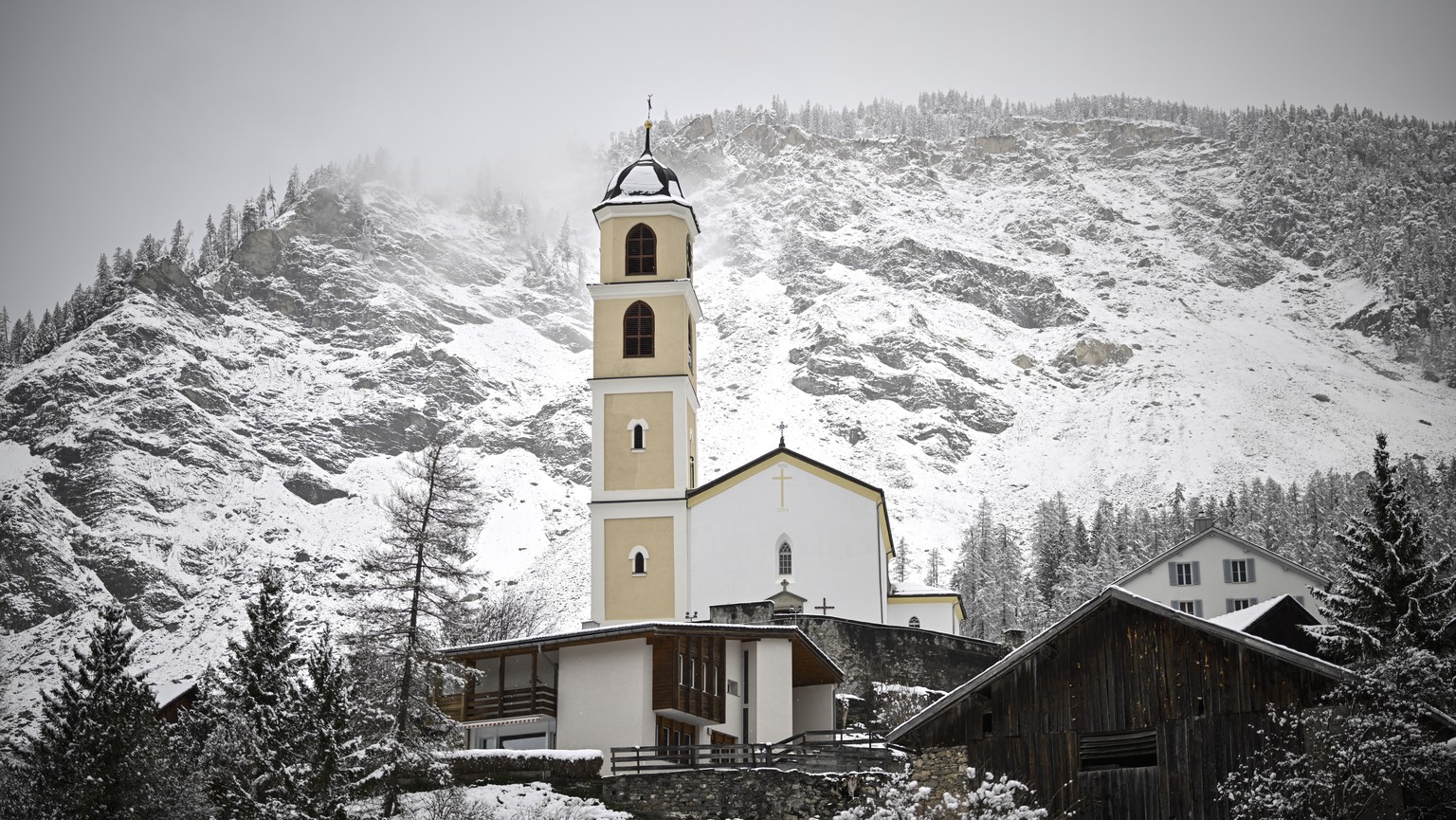 Blick auf das Dorf unter dem &quot;Brienzer Rutsch&quot;, aufgenommen am Freitag, 14. April 2023, in Brienz-Brinzauls. Ein Teil des Berges bewegt sich immer schneller, wie die Gemeinde mitteilte. Ein  ...