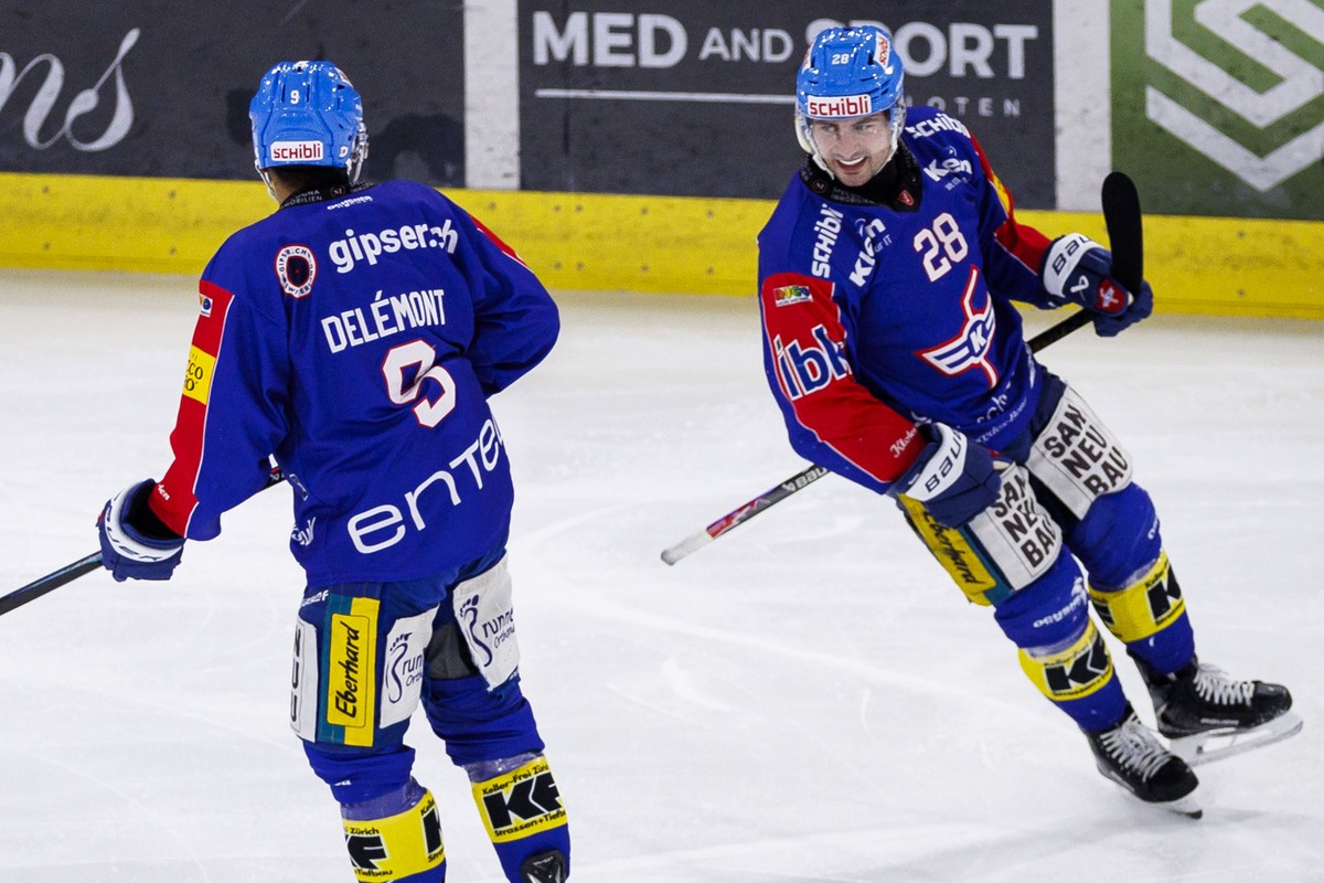 EHC Kloten Stuermer Axel Simic (#28) feiert sein Tor zum 2-1 mit Noah Delemont (#9) waehrend dem Qualifikationsspiel der Eishockey-Meisterschaft der National League zwischen den Teams EHC Kloten und S ...