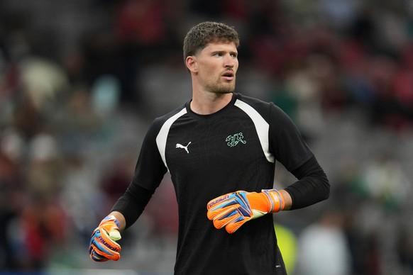 Switzerland goalkeeper Gregor Kobel warms up ahead of the World Cup round of 32 soccer match between Switzerland and Algeria in Vancouver, British Columbia, Thursday, July 2, 2026. (AP Photo/Abbie Par ...