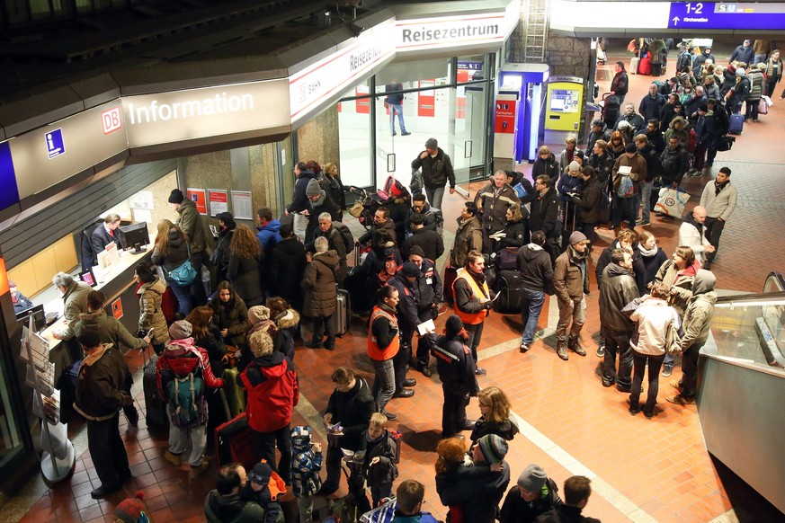 Im Reisezentrum am Hamburger Bahnhof stehen gestrandete Passagiere Schlange.&nbsp;