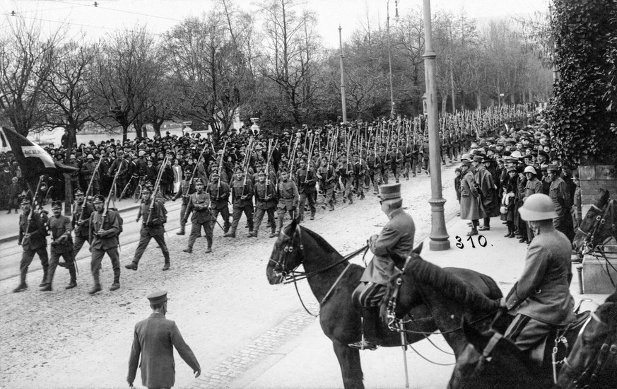 Defilee der Ordnungstruppen vor General Ulrich Wille und Oberstdivisionaer Emil Sonderegger am Mythenquai vor der alten Tonhalle in Zuerich, November 1918. Bei Kriegsende riefen die Gewerkschaften den ...