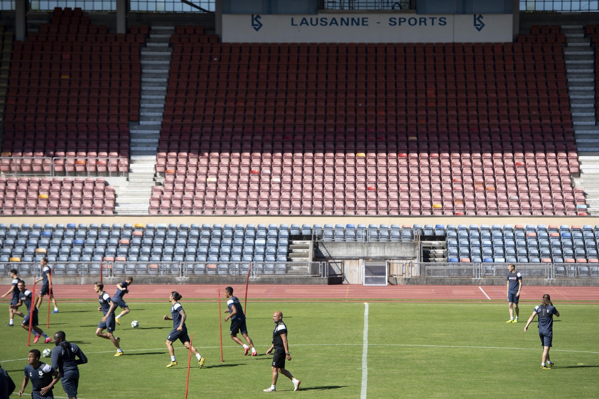 L'entraineur du FC Lausanne-Sport Giorgio Contini, centre, parle a ses joeuurs lors du premier entrainement ouvert aux medias du club de football de Challenge League du FC Lausanne-Sport pendant  ...