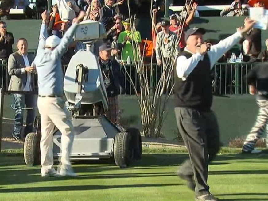 Golf-Fans aus dem Häuschen: Roboter gelingt ein Hole-in-one