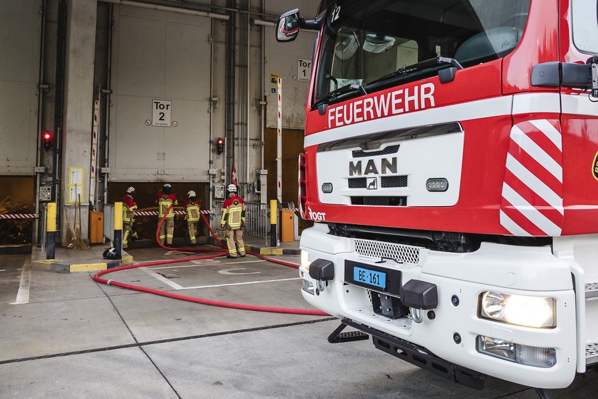 HANDOUT - Fahrzeuge der Berufsfeuerwehr Bern stehen vor dem Energiezentrale Forsthaus in Bern, wo die Feuerwehr am Donnerstag, 4. Oktober 2018, versucht den Brand in einem der Bunker zu loeschen. Der  ...