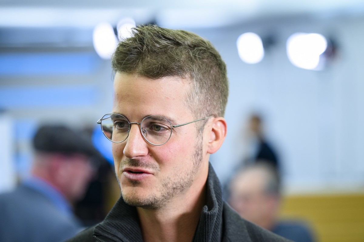 Gauthier Corbat, droite, candidat du Jura pour le Conseil national, Le Centre, parle avec un journaliste dans la salle du Parlement jurassien lors des elections federales du Conseil national et du Con ...