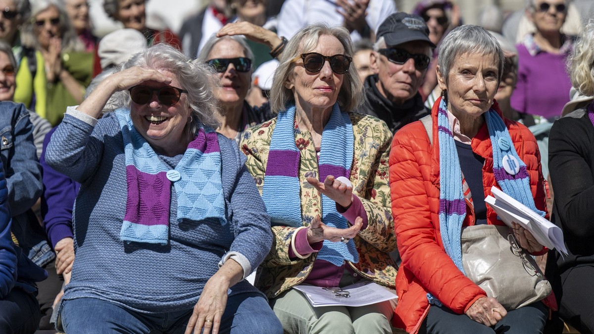 Die KlimaSeniorinnen Norma Bargetzi-Horisberger, Rosmarie Wydler-Waelti, Co-Praesidentin und Anne Mahrer, Co-Praesidentin, von links, waehrend einer Enthuellung eines Steines. Der Stein stammt aus Str ...