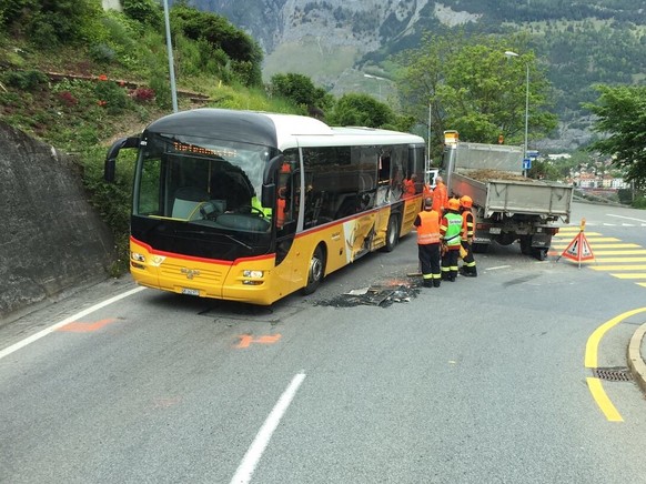 Ein Lastwagen krachte in Chur in ein Postauto.