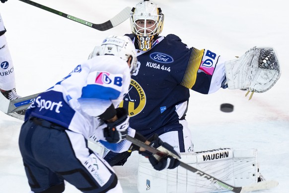 Langenthals Goalie, Pascal Caminada, rechts, kaempft um den Puck, gegen Zugs, Yannik Zehnder, links, beim Swiss Ice Hockey Cup 1/8 Final, zwischen dem SC Langenthal und den EV Zug am Sonntag 25. Oktob ...