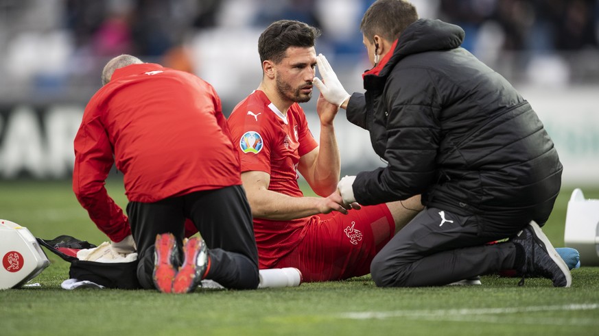 epa07458352 Switzerland&#039;s Fabian Schaer (C) is visited by doctors during the UEFA Euro 2020 qualifier Group D soccer match between Georgia and Switzerland at the Boris Paichadze National Stadium  ...