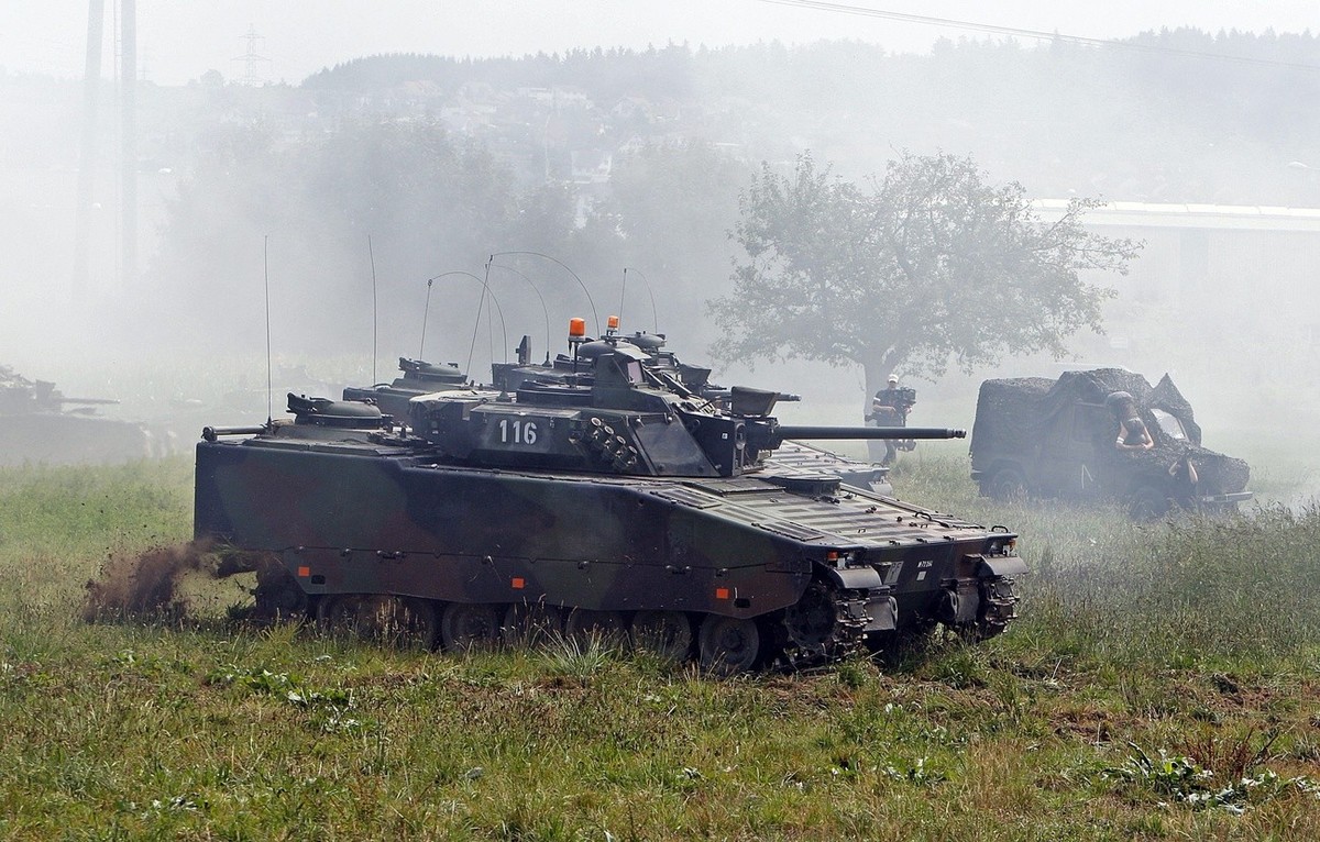 Ein getroffenes Fahrzeug, rechts: der Angreifer auf das Atomkraftwerk (AKW) Goesgen ist umstellt von zwei Panzern der Verteidigungstruppe im Rahmen der militaerischen Truppenuebung PROTECTOR in Goesge ...