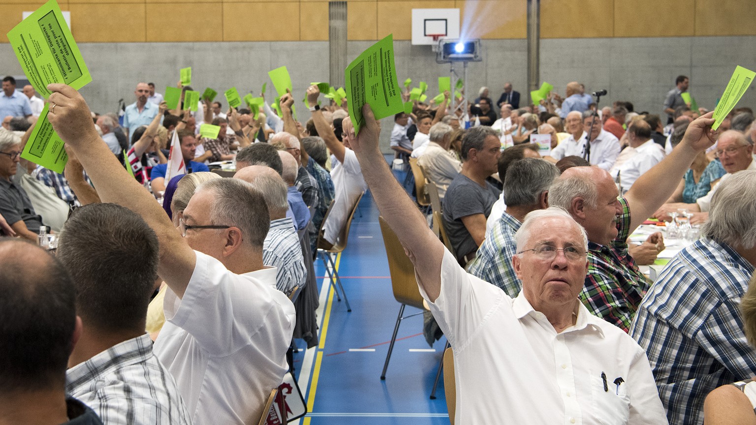 Alt Bundesrat und Verantwortlicher Strategie Christoph Blocher bei der Beschlussfassung ueber den Antrag fuer eine Volksinitiative zur Beschraenkung der freien Zuwanderung an der Delegiertenversammlun ...