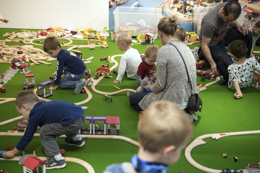 Kinder und Erwachsene spielen mit Brio-Bahnen aus Holz an der Spielzeugmesse Suisse Toy, am Donnerstag, 6. Oktober 2016, in Bern. Die Suisse Toy ist der groesste Schweizer Branchenevent mit den neuste ...