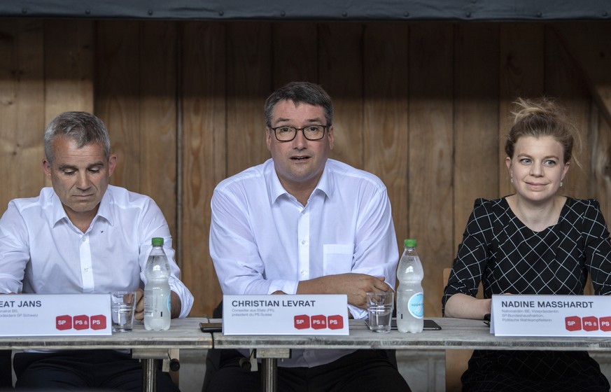 Die Nationalraete Beat Jans, BS, Christian Levrat, Parteipraesident und Staenderat, FR, und Nadine Masshardt, BE, von links, von der SP-Schweiz aeussern sich an einer Medienkonferenz zum Klima-Marshal ...