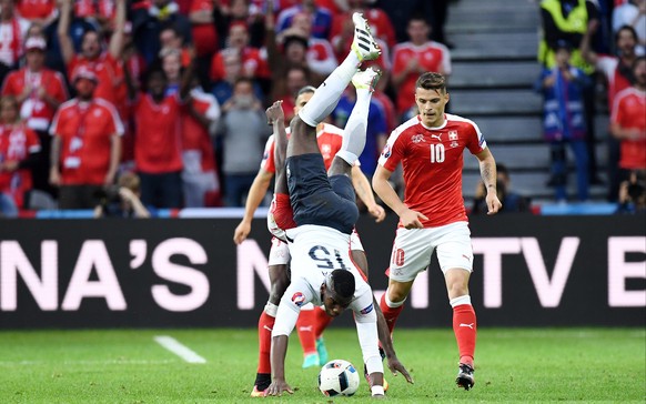 Embolo und Xhaka gegen Pogba: Die Schweizer liessen sich von der physischen Präsenz der Franzosen nicht beeindrucken.