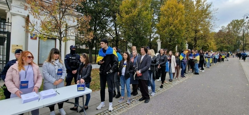 Protestaktion: Schein-Referendum über die Annexion der russischen Botschaft in Warschau, Polen.