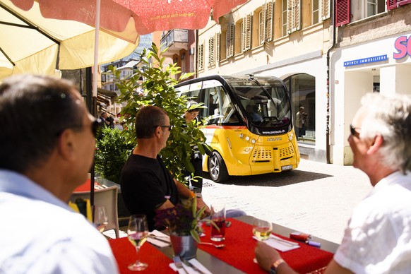 ARCHIVBILD ZUR VERLAENGERUNG DES TESTS MIT SELBSTFAHRENDEN BUSSEN IN SION, AM DIENSTAG, 17. OKTOBER 2017 - Ein autonomer Shuttle im Testbetrieb anlaesslich der Medienkonferenz zum Start des Testbetrie ...