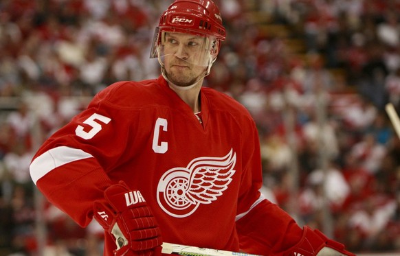 epa01718150 Detroit Red Wings captain Nicklas Lidstrom of Sweden during a break in action against the Anaheim Ducks during the second period of game two of the Western Conference Semi-finals playoff i ...