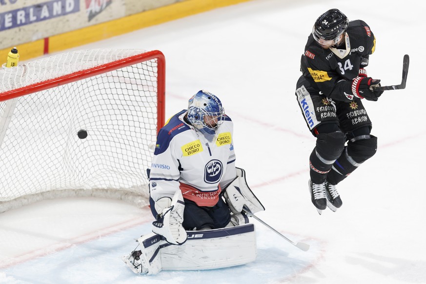 L&#039;attaquant fribourgeois Matthias Rossi (pas present sur la photo) marque le premier but, le gardien tessinois Benjamin Conz, gauche, et battu alors que l&#039;attaquant fribourgeois Daniel Brodi ...