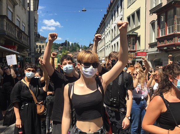 An der Kundgebung gegen Rassismus in St. Gallen nahmen viele junge Teilnehmerinnen und Teilnehmer teil.