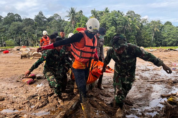 Rescuers carry the body of a flood victim, in Agam, West Sumatra, Indonesia, Sunday, Nov. 30, 2025. (AP Photo/Ade Yuandha)
Indonesia Extreme Weather Landslides