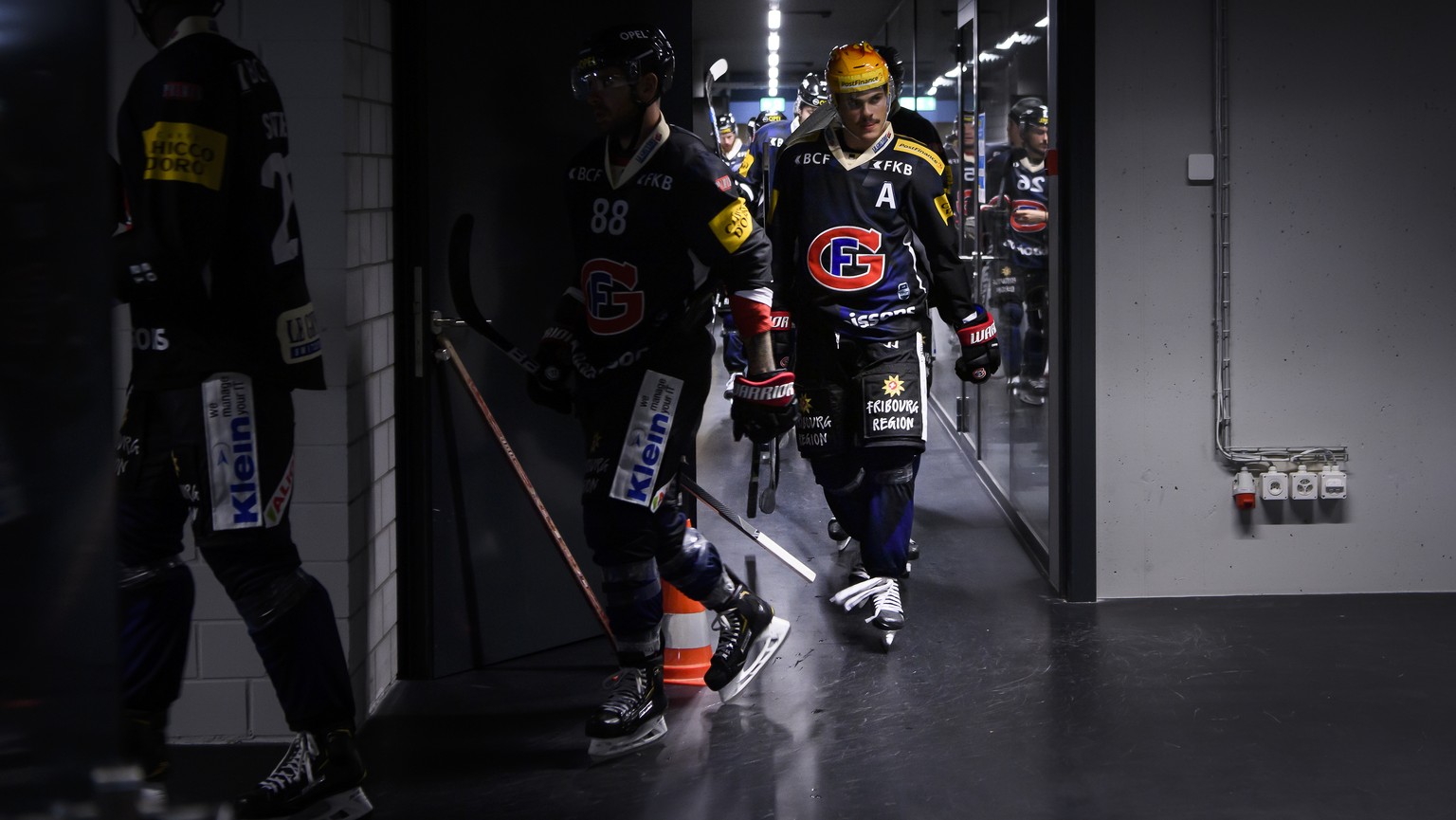 Gotterons Dave Sutter, links, Gotterons Chris Didomenico, Mitte, und der Gotterons Top Scorer Sandro Schmid, rechts, kommen aus der Garderobe, beim Eishockey Meisterschaftsspiel der National League A  ...