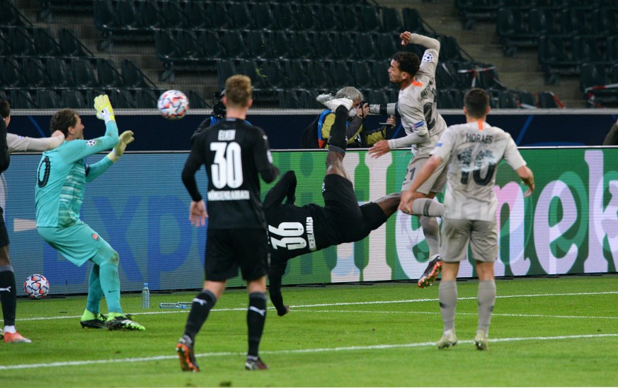 Fußball Champions League Gruppenphase 4. Spieltag Borussia Mönchengladbach - Schachtar Donezk am 25.11.2020 im Borussia-Park in Mönchengladbach Torjubel / Jubel zum 3:0 durch Breel Embolo Mönchengladb ...