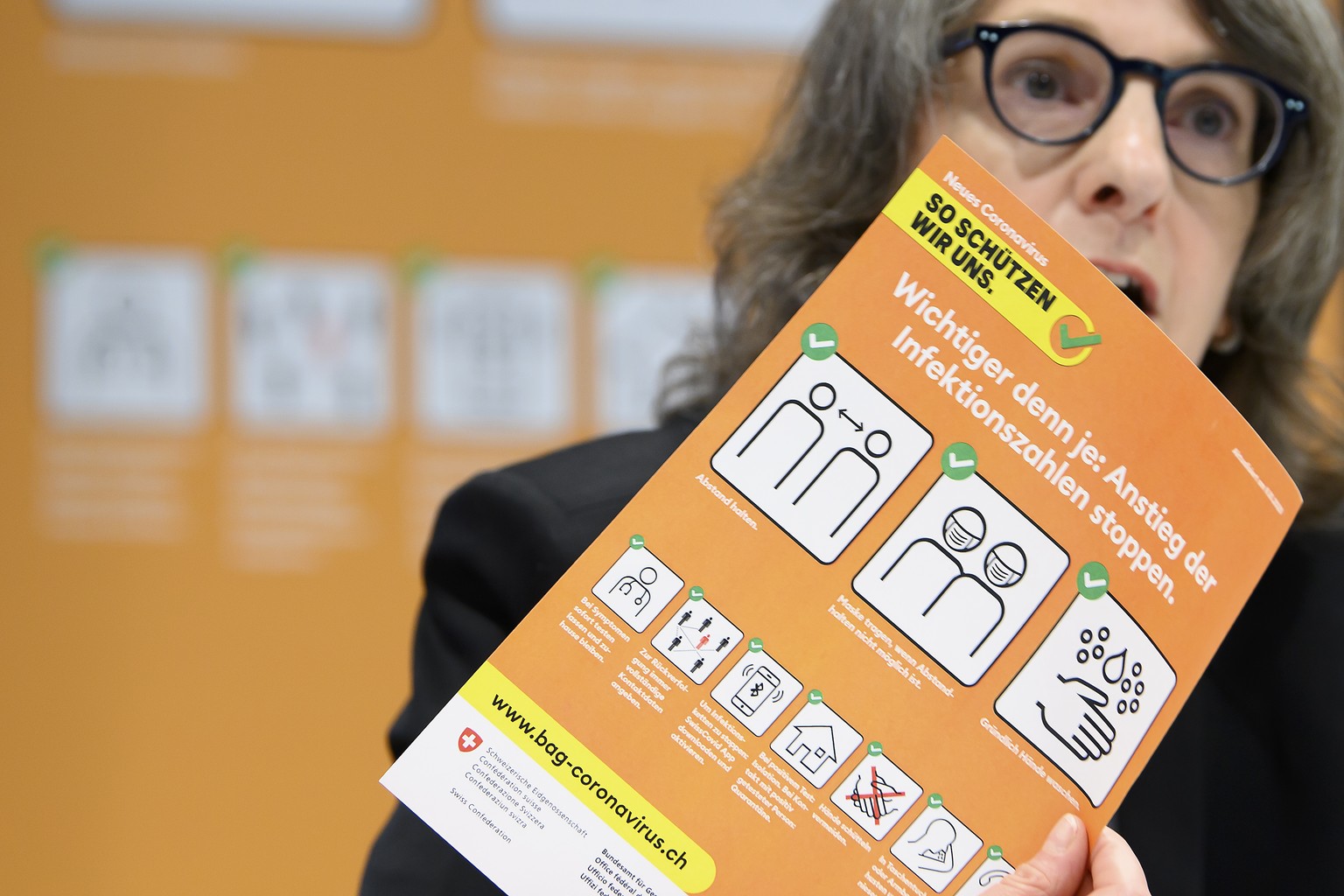 Anne Levy, Direktorin BAG, mit ein neues oranges BAG-Plakat, spricht waehrend einem Point de presse des BAG zur aktuellen COVID-19-Lage, am Freitag, 9. Oktober 2020 in Liebefeld. (KEYSTONE/Anthony Ane ...