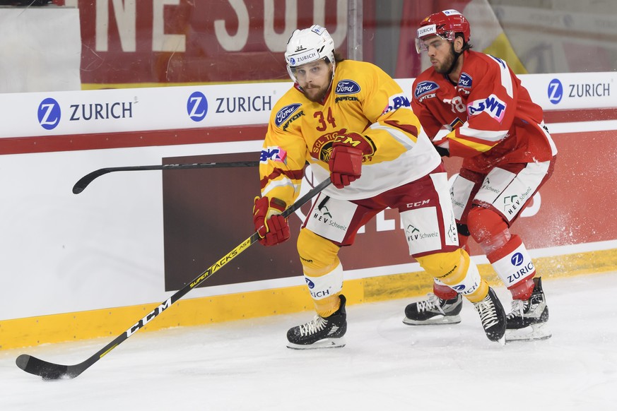 Langnaus Claudio Cadonau, links, und Biels Marc-Antoine Pouliot, rechts, kaempfen um den Puck, im Swiss Ice Hockey Cup 1/4 Finalspiel zwischen dem EHC Biel und den SCL Tigers, am Montag, 25. November  ...