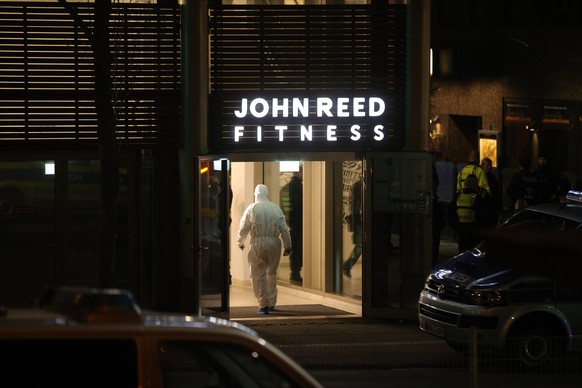 epaselect epa10579182 Police investigates at a scene of a knife attack in a John Reed fitness studio in Duisburg, Germany, 18 April 2023. According to police, at least four people were seriously injur ...