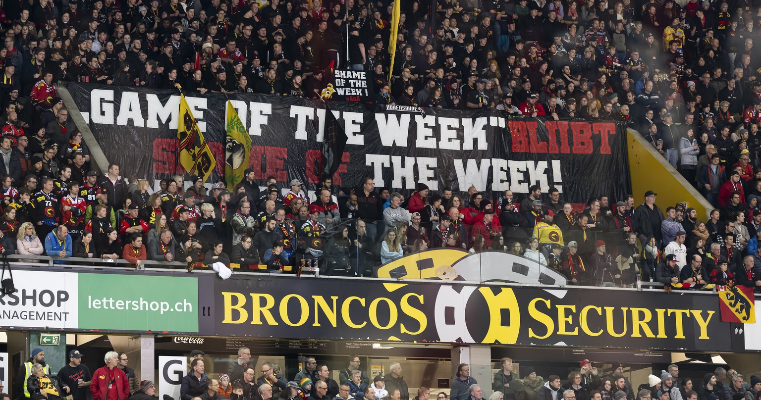 Die Berner Fans mit einem Plakat, auf dem steht "Game of the Week bleibt, Shame of the Week.'", beim Eishockey Meisterschaftsspiel der National League zwischen dem SC Bern und dem HC Fr ...