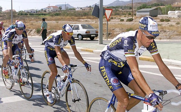 MUR07 - 19980909 - MURCIA, SPAIN : Swiss cyclist and Festina team member Alex Zuelle (R) races during the Tour of Spain&#039;s fifth stage Olula del R o (Almeria)-Murcia 09 September. EPA PHOTO/EFE/MO ...