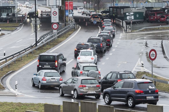 Schweizer Einkaufstouristen warten vor der deutschen Grenze Richtung Konstanz im Stau, am Samstag, 17. Januar 2015 in Kreuzlingen. Nach der Aufhebung des Euro-Mindestkurses durch die Schweizerische Na ...