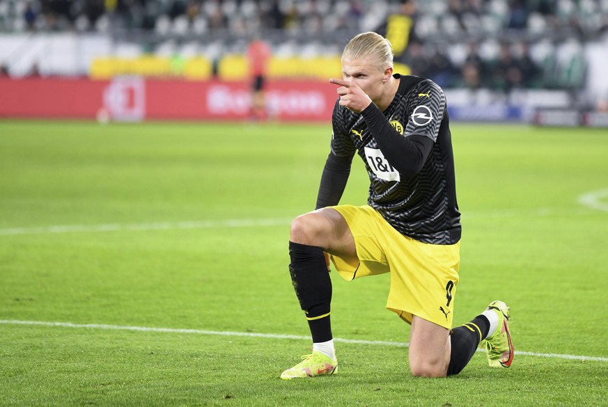 Dortmund&#039;s Erling Haaland celebrates after he scores his side third goal during the German Bundesliga soccer match between VfL Wolfsburg and Borussia Dortmund in Wolfsburg, Germany, Saturday, Nov ...