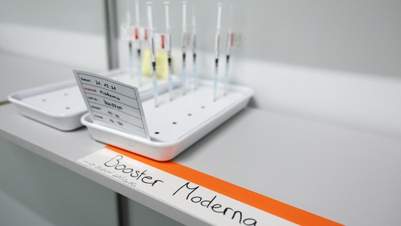 Spritzen mit Moderna Booster Impfstoff stehen auf einem Regal, im Walk-In Impfzentrum auf dem BEA-Expo-Gelaende, am Dienstag, 21. Dezember 2021, in Bern. (KEYSTONE/Peter Klaunzer)