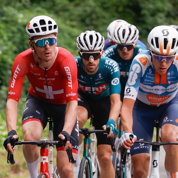 epa11587255 Swiss rider Mauro Schmid (L) of Jayco Alula team in action during the 18th stage of La Vuelta a Espana cycling race over 179,5 km from Vitoria to Izki Natural Park, Spain, 05 September 202 ...