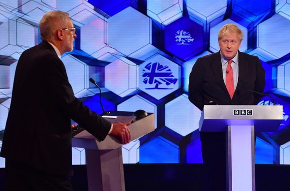 Der britische Premier Boris Johnson (rechts) musste sich beim letzten TV-Duell vor den Wahlen in Grossbritannien vom Chef der Opposition Jeremy Corbyn zahlreiche Vorwürfe zu seiner Politik anhören.