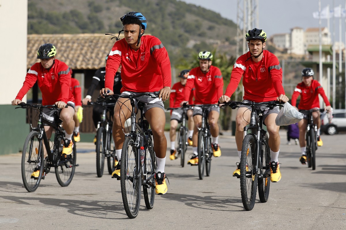 Dan Ndoye, vorne, Xherdan Shaqiri, links, Remo Freuler, rechts, und ihre Teamkollegen kommen mit dem Fahrrad zum Training, am Mittwoch, 20. Maerz 2024 in Cartagena, Spanien. Die Schweizer Fussball Nat ...