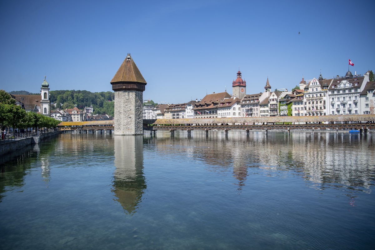 Die Altstadt von Luzern am Donnerstag, 7. Mai 2020 waehrend den Vorbereitungen zu den Wiedereroeffnungen vieler Restaurants und Geschaeften am naechsten Montag. (KEYSTONE/Urs Flueeler)