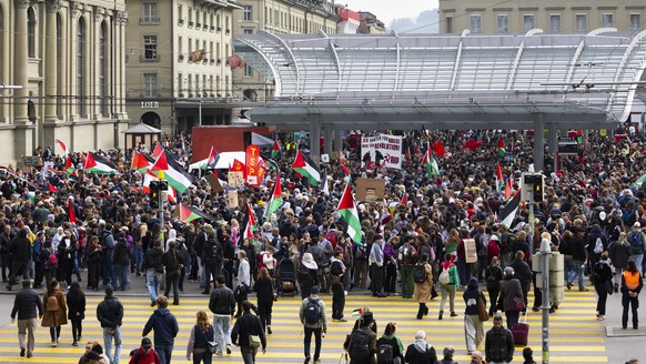 KEYPIX - Protesters gather in front of the train station during an unauthorized demonstration for Gaza in Bern, Switzerland, Saturday, October 11, 2025. (KEYSTONE/Peter Klaunzer)