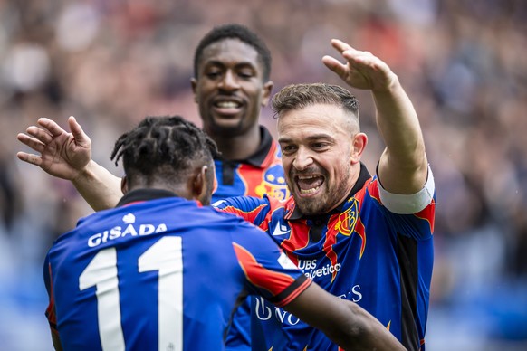 Xherdan Shaqiri (FCB) (rechts) und Benie Traore (FCB) (links) jubeln nach dem Tor zum 3:0 im Fussball Meisterschaftsspiel der Swiss Super League zwischen FC Basel 1893, FCB, und Yverdon Sport FC, YS,  ...
