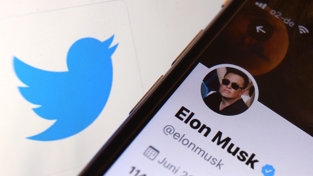 ARCHIV - 26.04.2022, Bayern, Kempten: ILLUSTRATION - Der Twitter-Account von Elon Musk ist vor dem Logo der Nachrichten-Plattform Twitter zu sehen. (zu dpa: «Twitter-Aktie unter Druck - Bericht: Musk- ...
