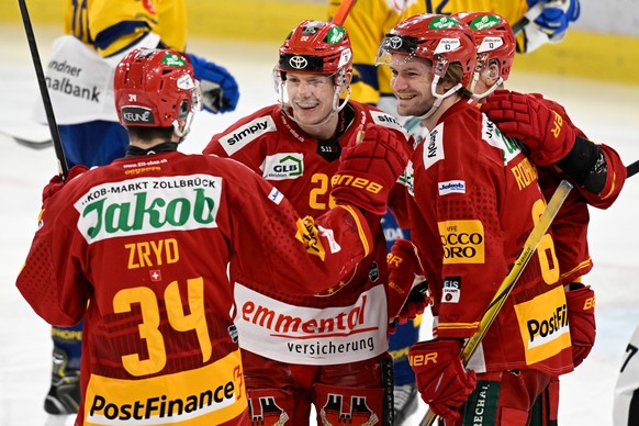 Tigers Miro Zryd, Joel Salzgeber, Dario Rohrbach, Oskars Lapinskis, von links, jubeln im Kampf um den Puck gegen $Da beim Eishockey-Qualifikationsspiel der National League zwischen den SCL Tigers und  ...
